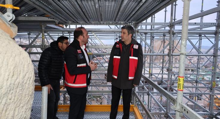 Aslanbay, Göreme’de bulunan peribacasında yürütülen güçlendirme ve restorasyon çalışmalarını yerinde inceledi